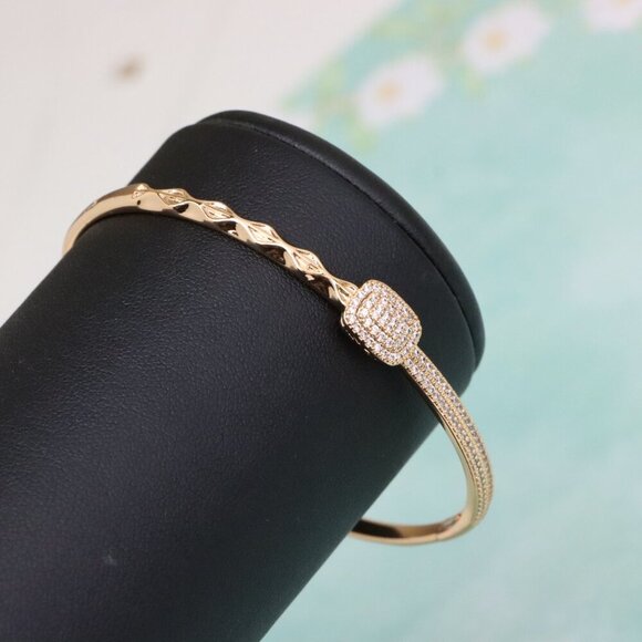 Elegant Rose Gold Bangle with Pave Setting and Textured Detail, XPBL0595 - Picture 8 of 12